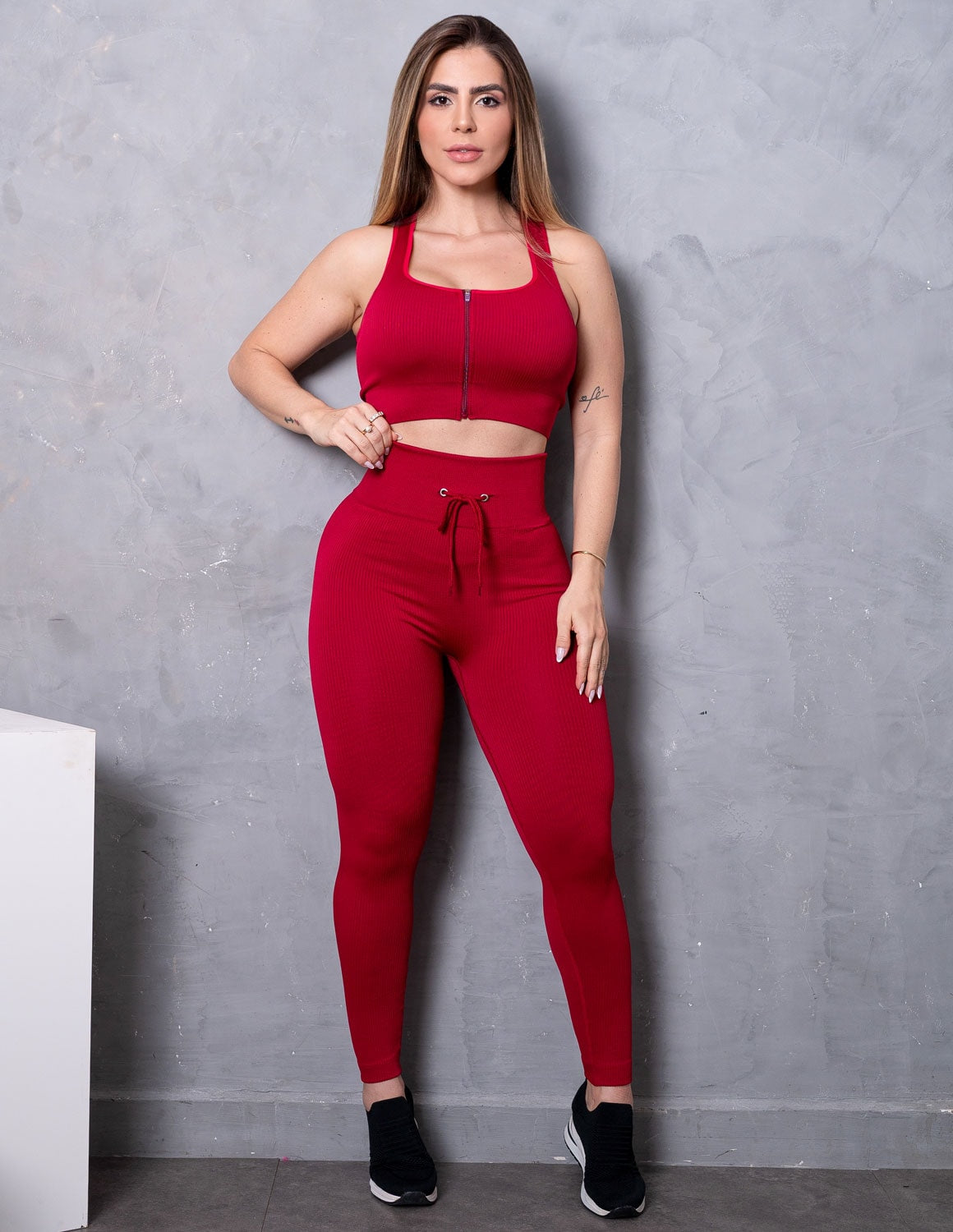 Look Feminino Valoriza Bumbum Cropped sem Bojo com Zíper e Calça em Poliamida Texturizada