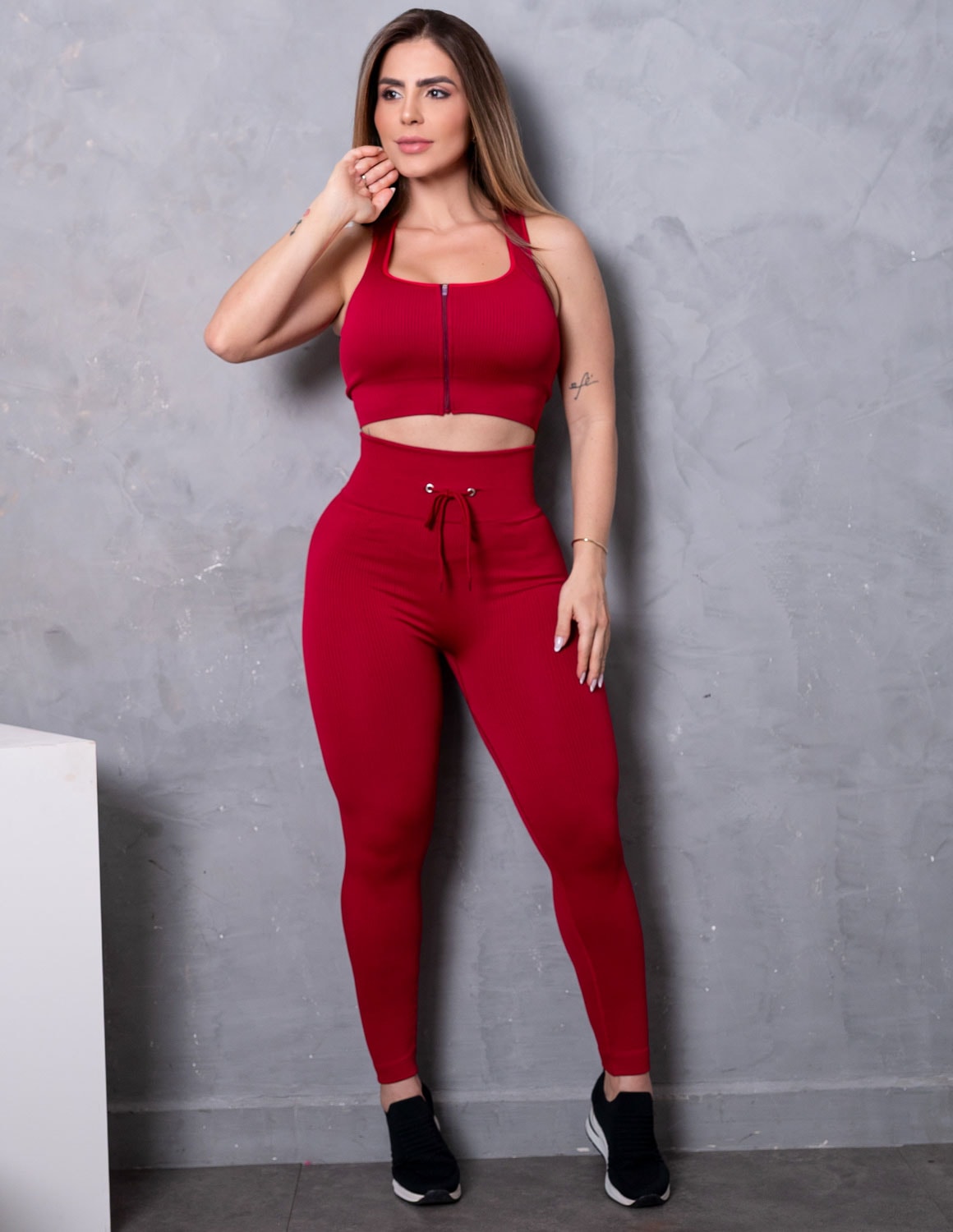 Look Feminino Valoriza Bumbum Cropped sem Bojo com Zíper e Calça em Poliamida Texturizada