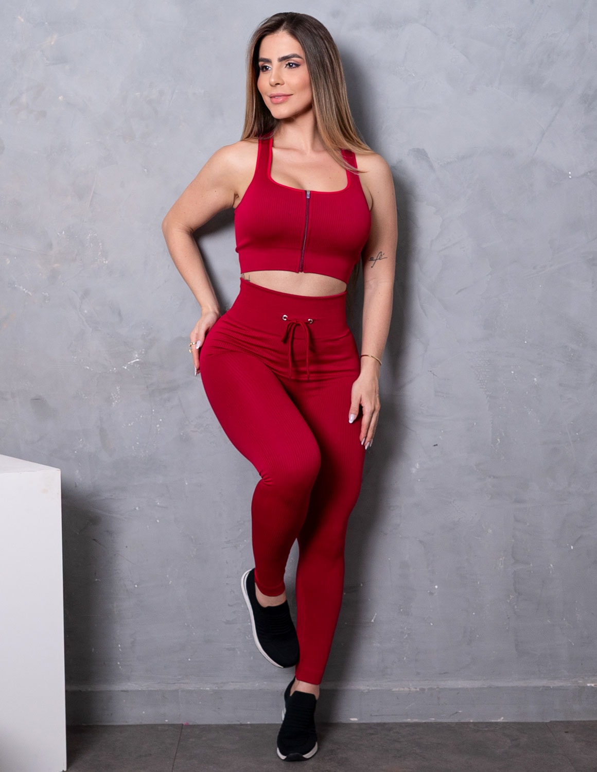 Look Feminino Valoriza Bumbum Cropped sem Bojo com Zíper e Calça em Poliamida Texturizada