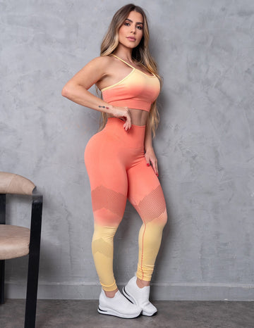 Conjunto em Poliamida Degradê  Seamless Empina Bumbum com Cropped sem Bojo e Calça Cintura Alta