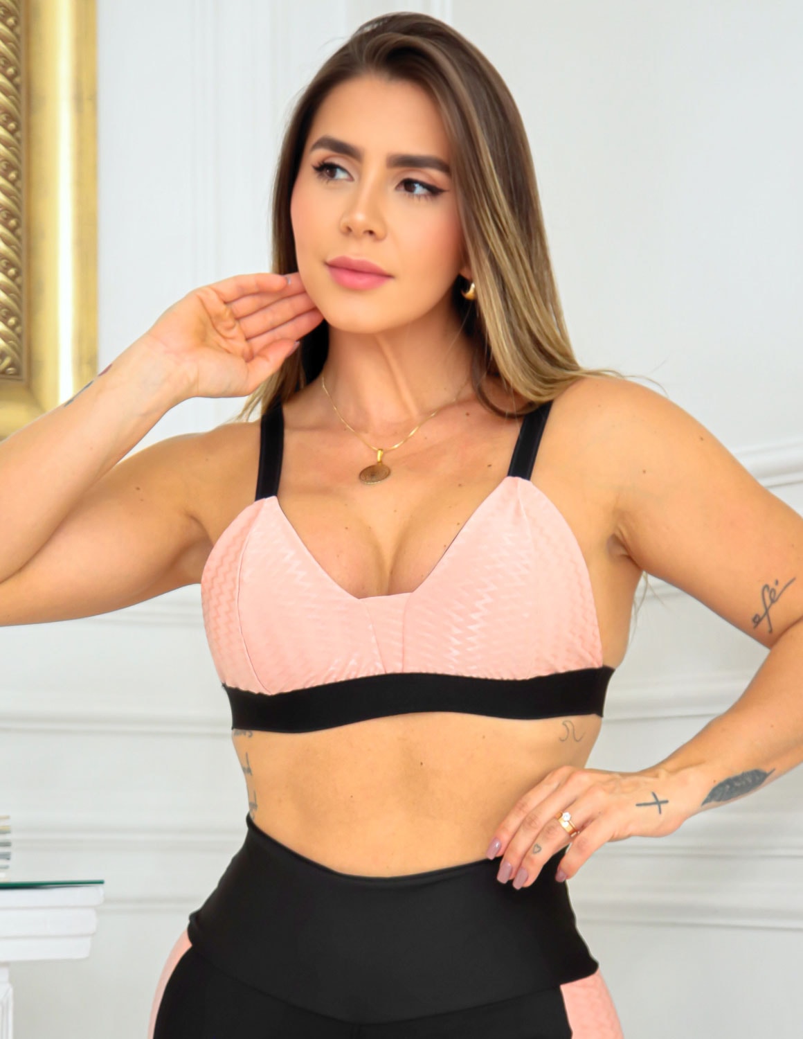 Conjunto Feminino Top com Bojo em Zig de Poliamida e Short com Recortes