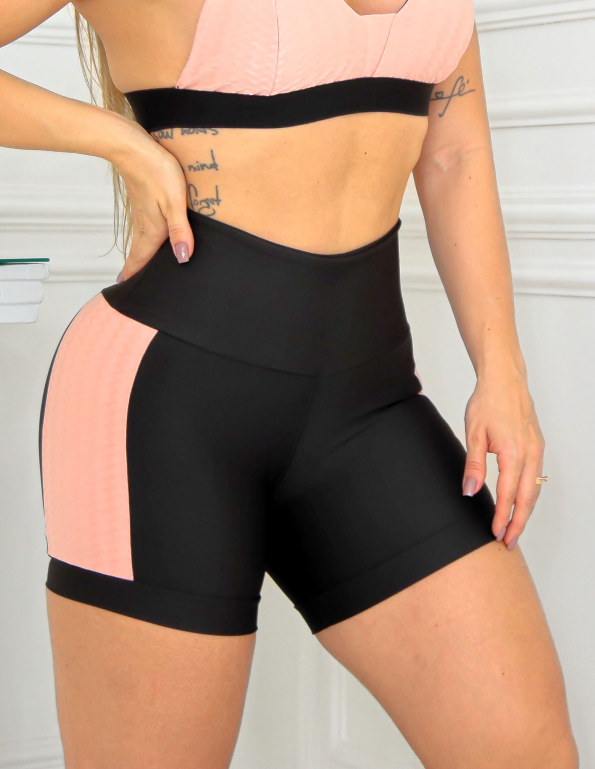 Conjunto Feminino Top com Bojo em Zig de Poliamida e Short com Recortes