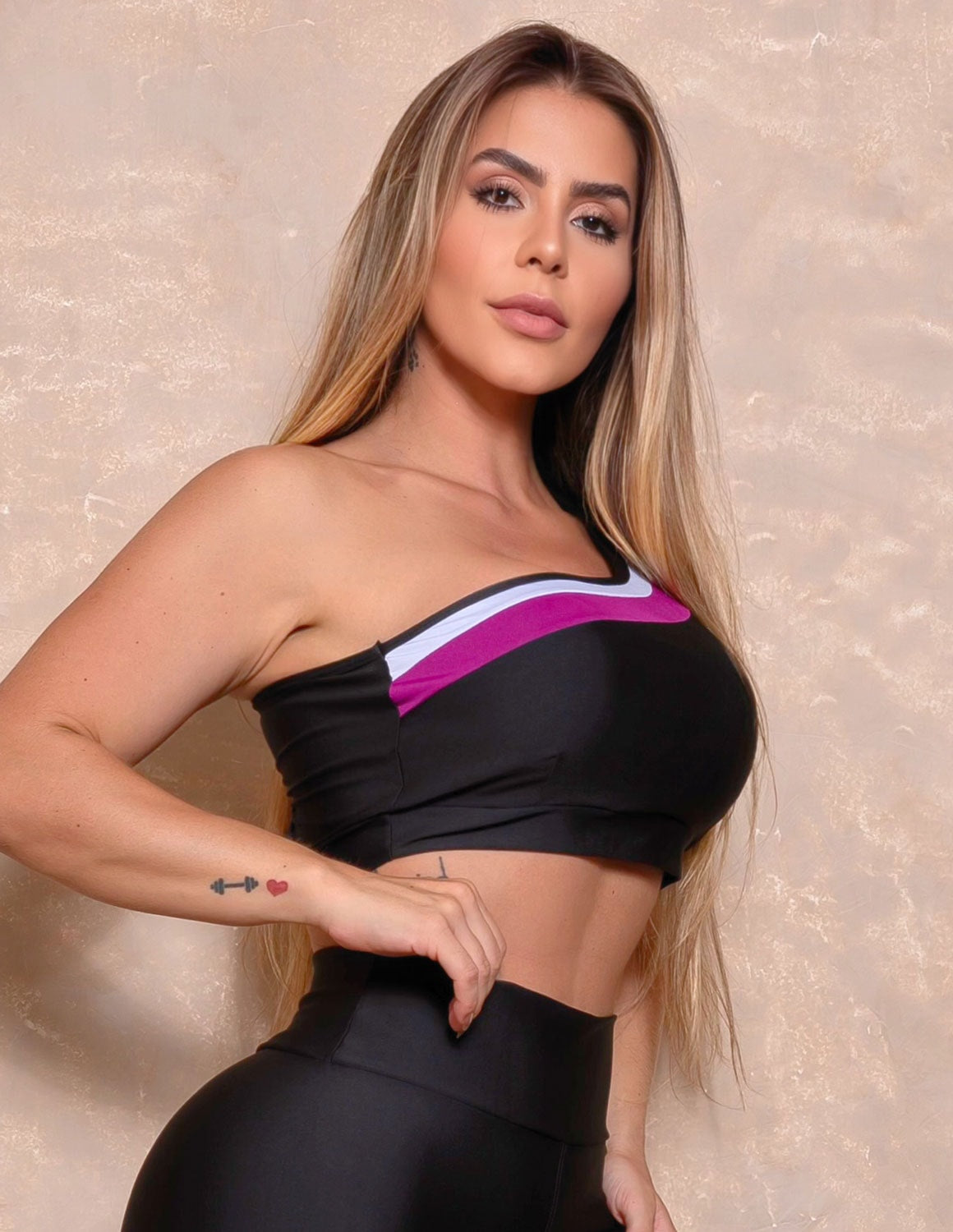 Top Cropped Ombro Só sem bojo com Recorte Colorido para Academia