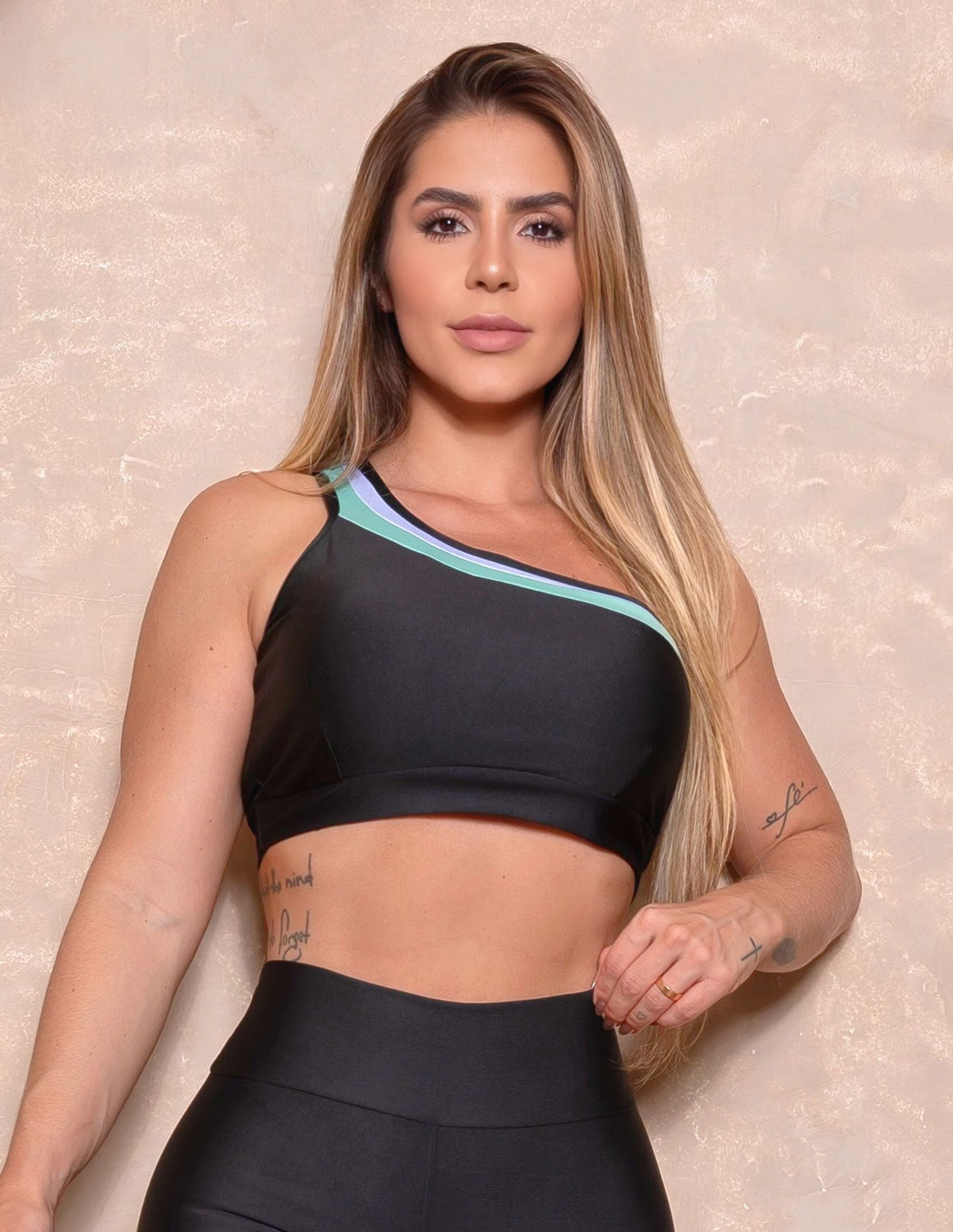 Conjunto Fitness Feminino Cintura Alta e Cropped Ombro Só com Recortes Modernos