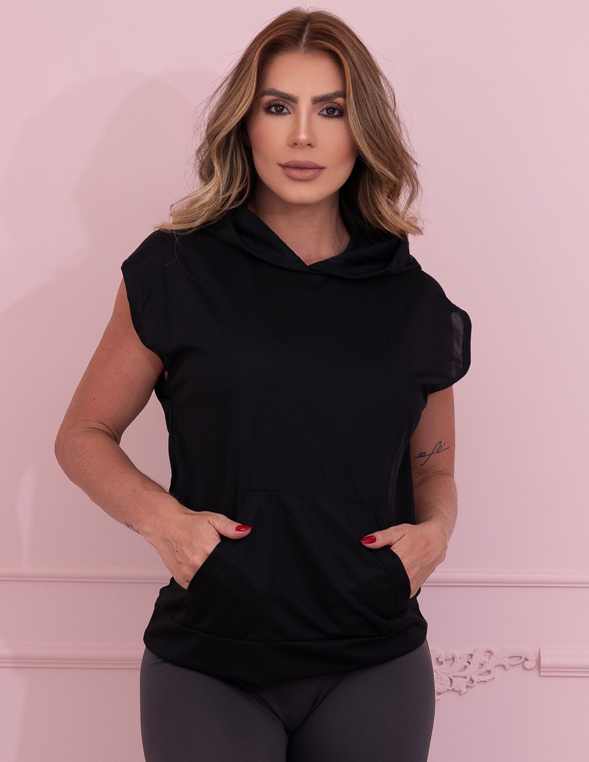 Colete Feminino Fechado em Dry Fit com Capuz e Bolsos