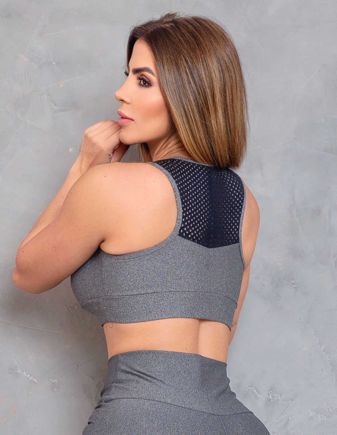 Cropped Feminino para Treino sem Bojo com Recortes em Tela e Conforto Total