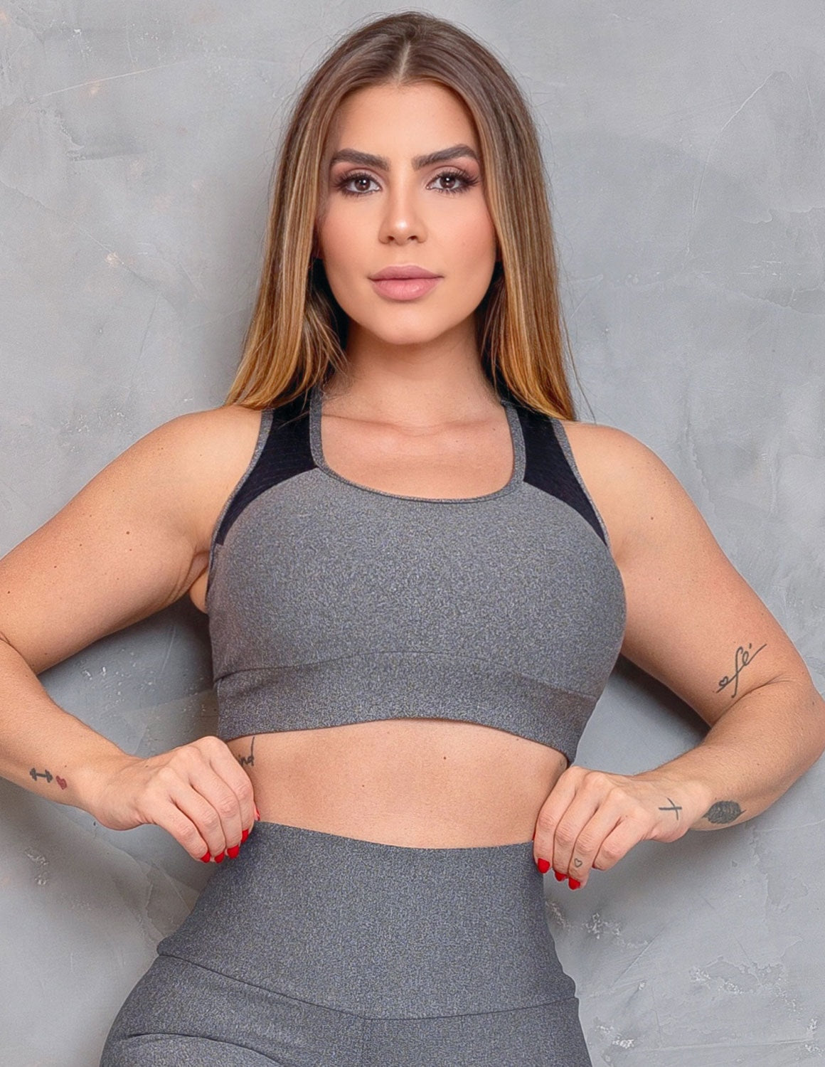 Cropped Feminino para Treino sem Bojo com Recortes em Tela e Conforto Total