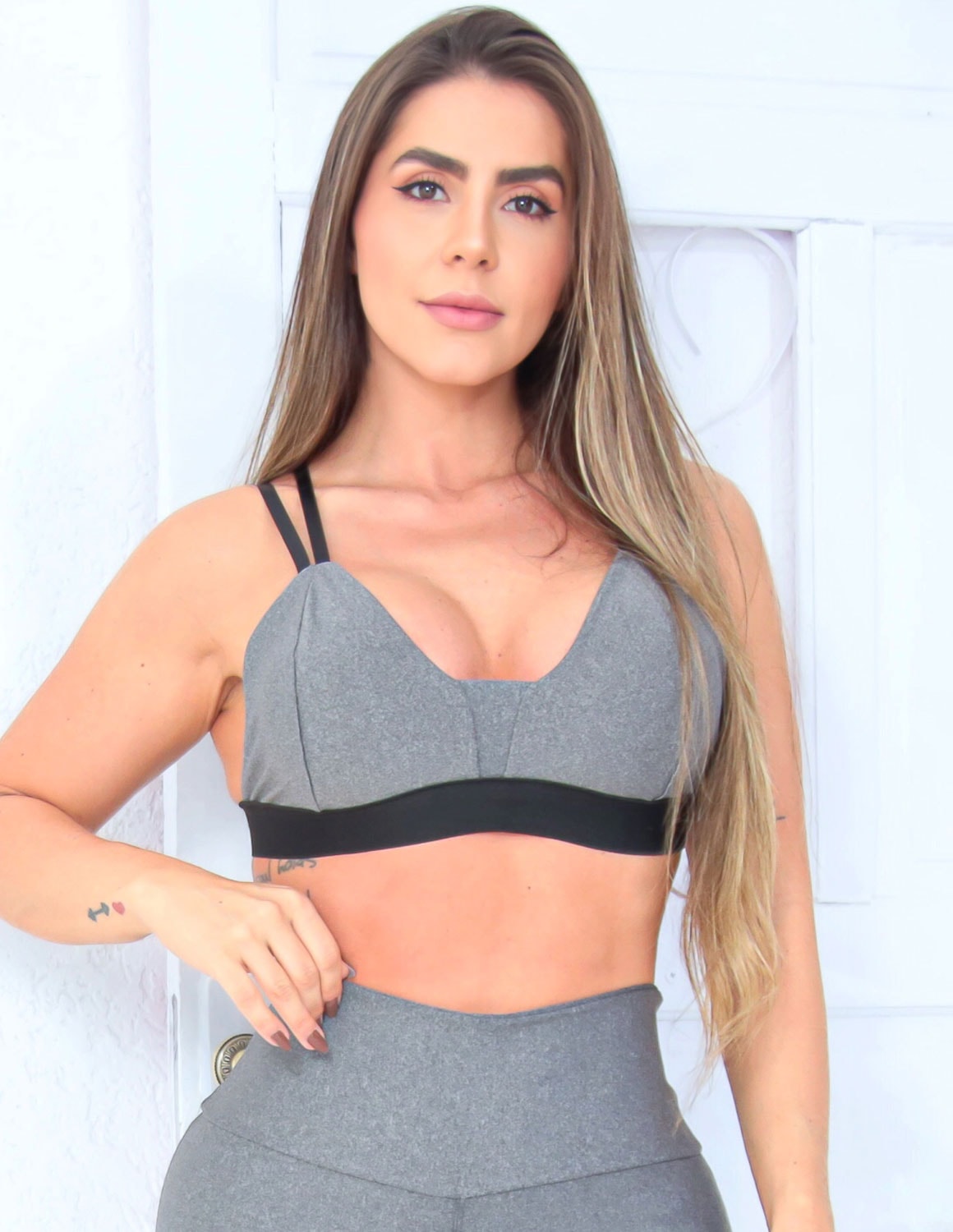 Look Esportivo Feminino com Short com Recorte em Tela e Top Alcinha Bojo Removível