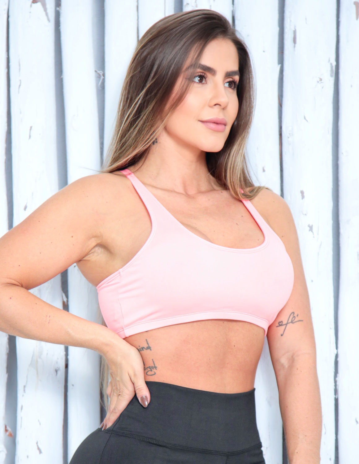 Cropped Feminino Esportivo com Bojo Removível e Decote nas Costas