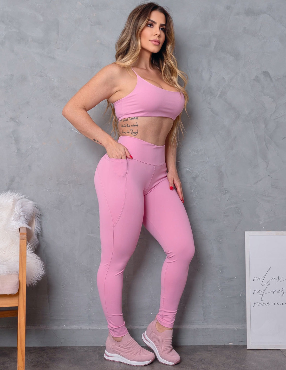 Look Esportivo Feminino em Poliamida Zero Transparência Calça com Bolsos e Cropped