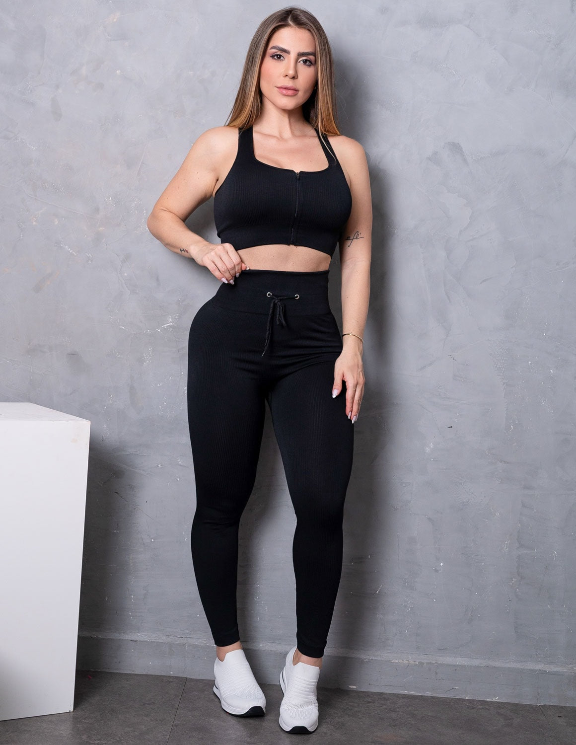 Conjunto Fitness Feminino em Poliamida Texturizada com Legging e Cropped com Zíper Frontal