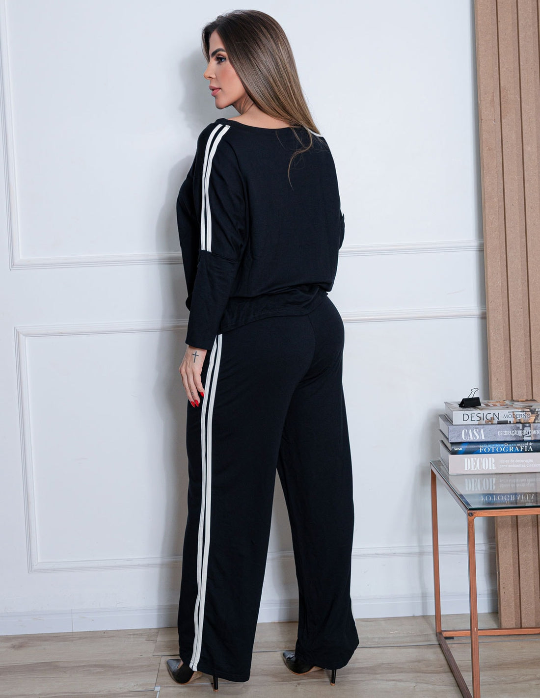 Conjunto Feminino Moletinho de Viscose com Calça Pantalona com Listras Laterais e Blusa de Manga Justa