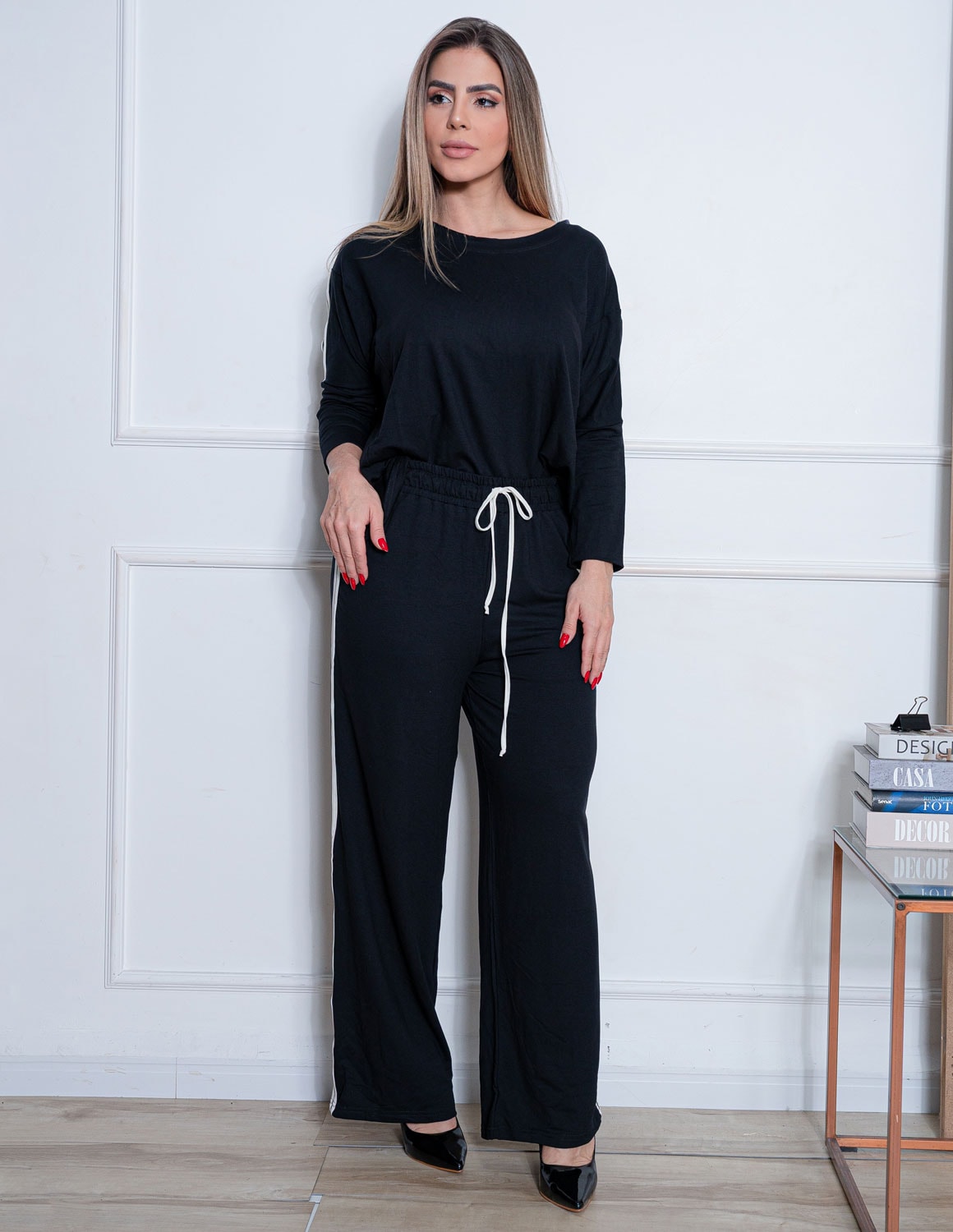 Conjunto Feminino Moletinho de Viscose com Calça Pantalona com Listras Laterais e Blusa de Manga Justa