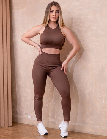 Conjunto em Poliamida Canelada Premium com Cropped Detalhado e Legging