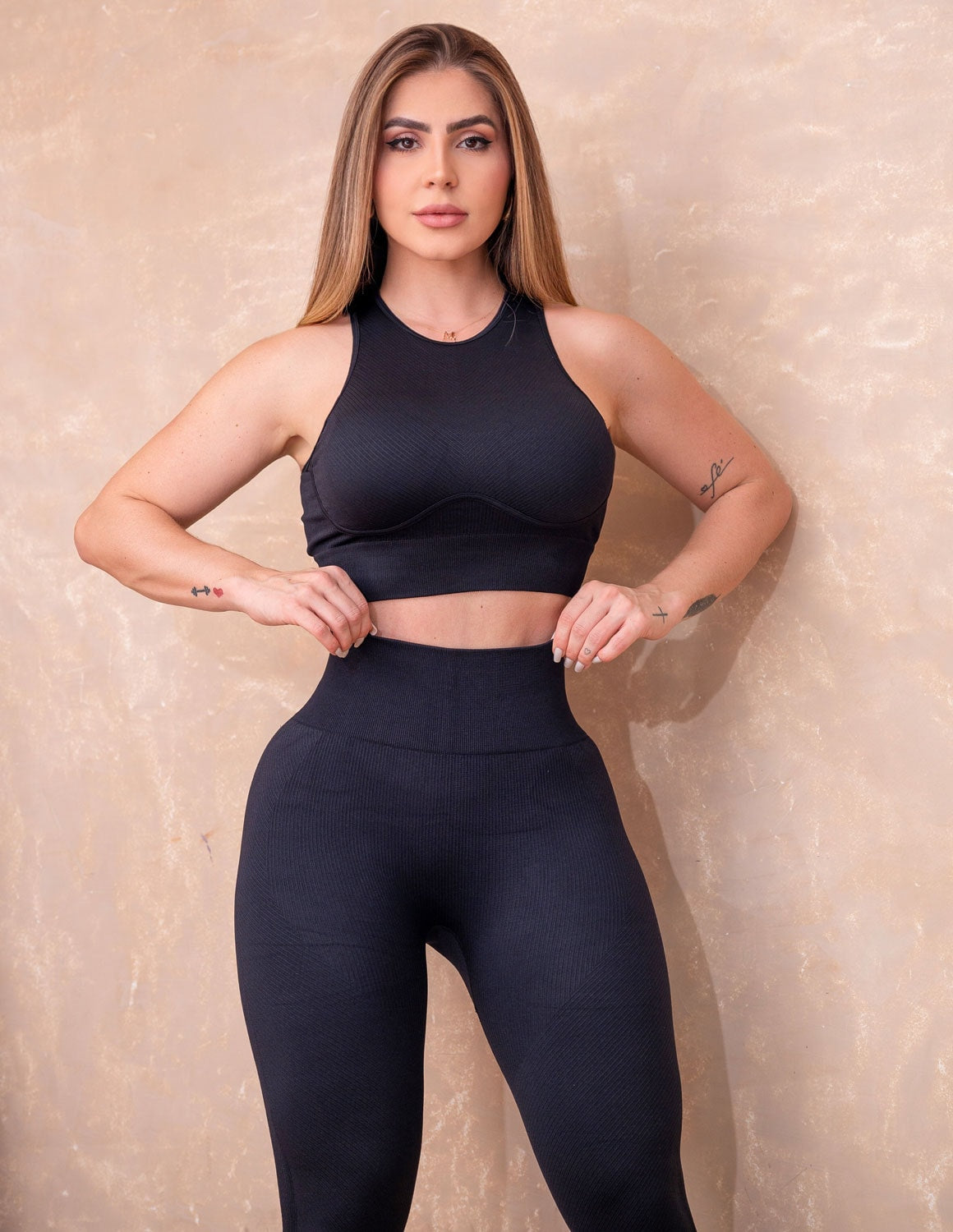 Conjunto em Poliamida Canelada Premium com Cropped Detalhe no Busto