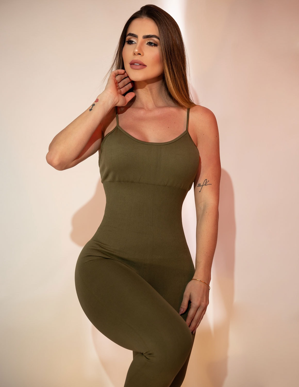 Macacão Fitness em Poliamida sem Costura com Recorte Modelador e Costas Trançadas