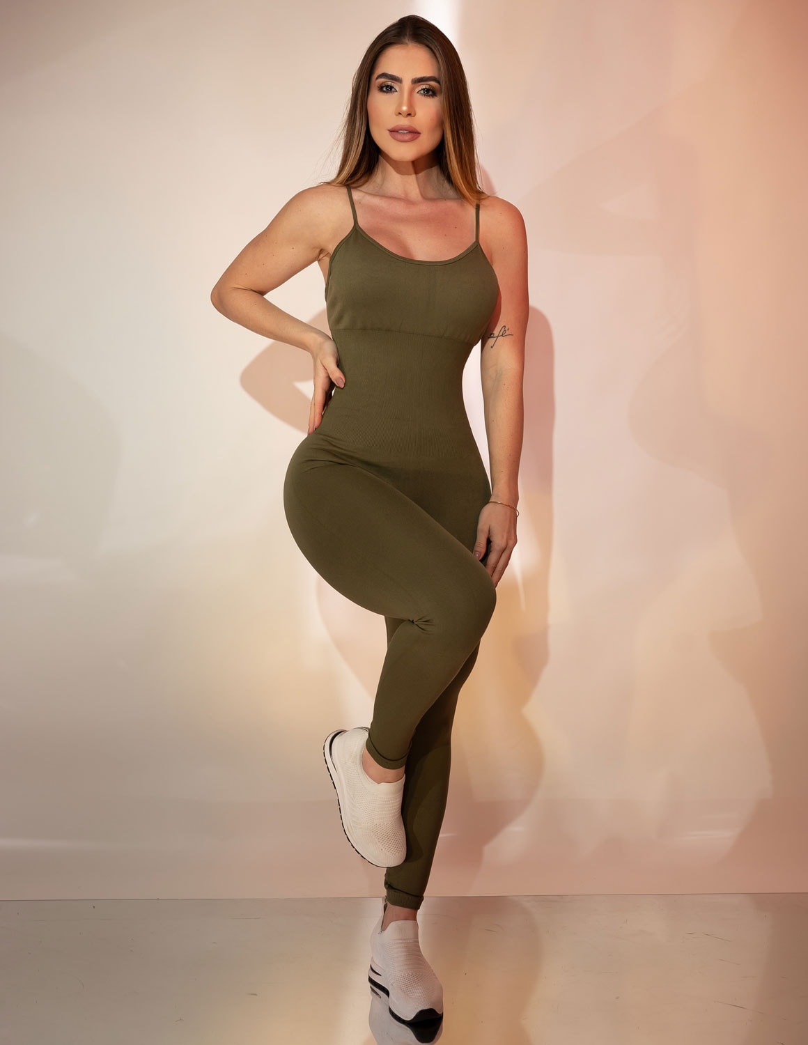 Macacão Fitness em Poliamida sem Costura com Recorte Modelador e Costas Trançadas