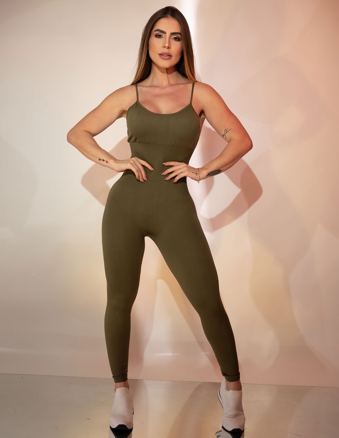 Macacão Fitness em Poliamida sem Costura com Recorte Modelador e Costas Trançadas