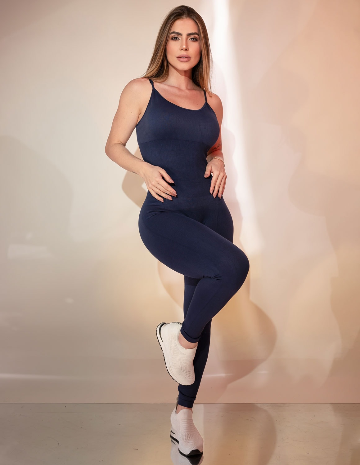 Macacão Fitness Poliamida Sem Costura com Detalhe Entrelaçado nas Costas