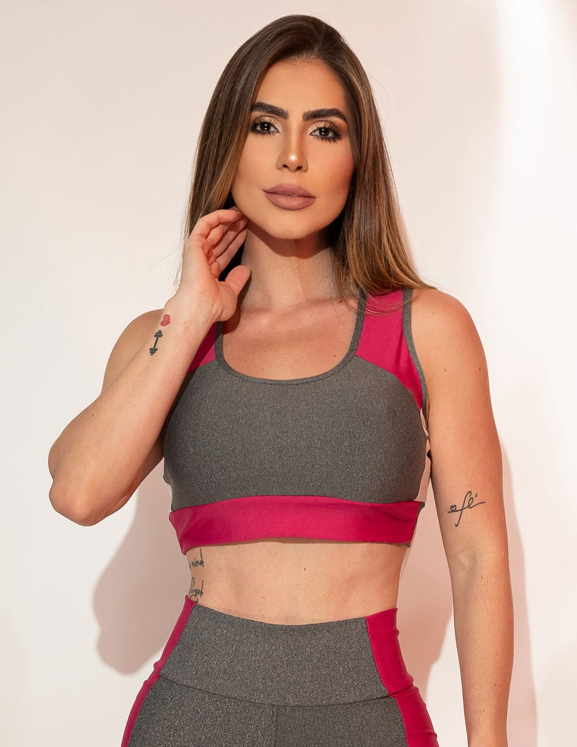 Cropped Fitness Feminino Estilo Nadador sem Bojo com Recortes