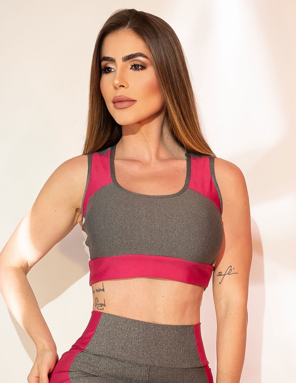 Cropped Fitness Feminino Estilo Nadador sem Bojo com Recortes