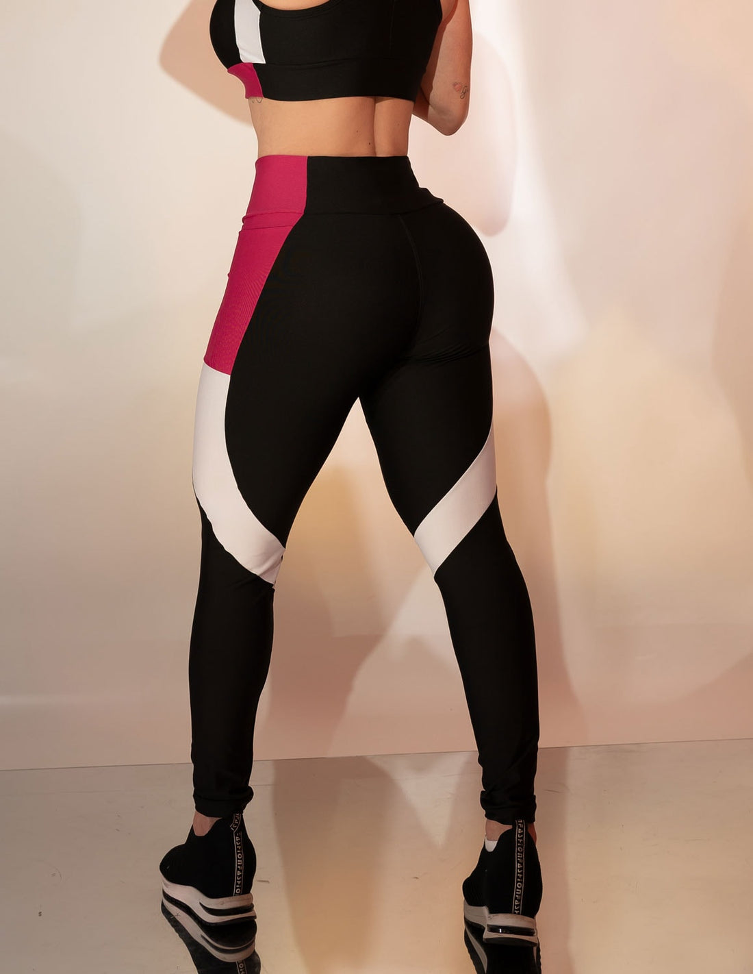 Calça Feminina Fitness Recortes Estratégicos com Bolsos