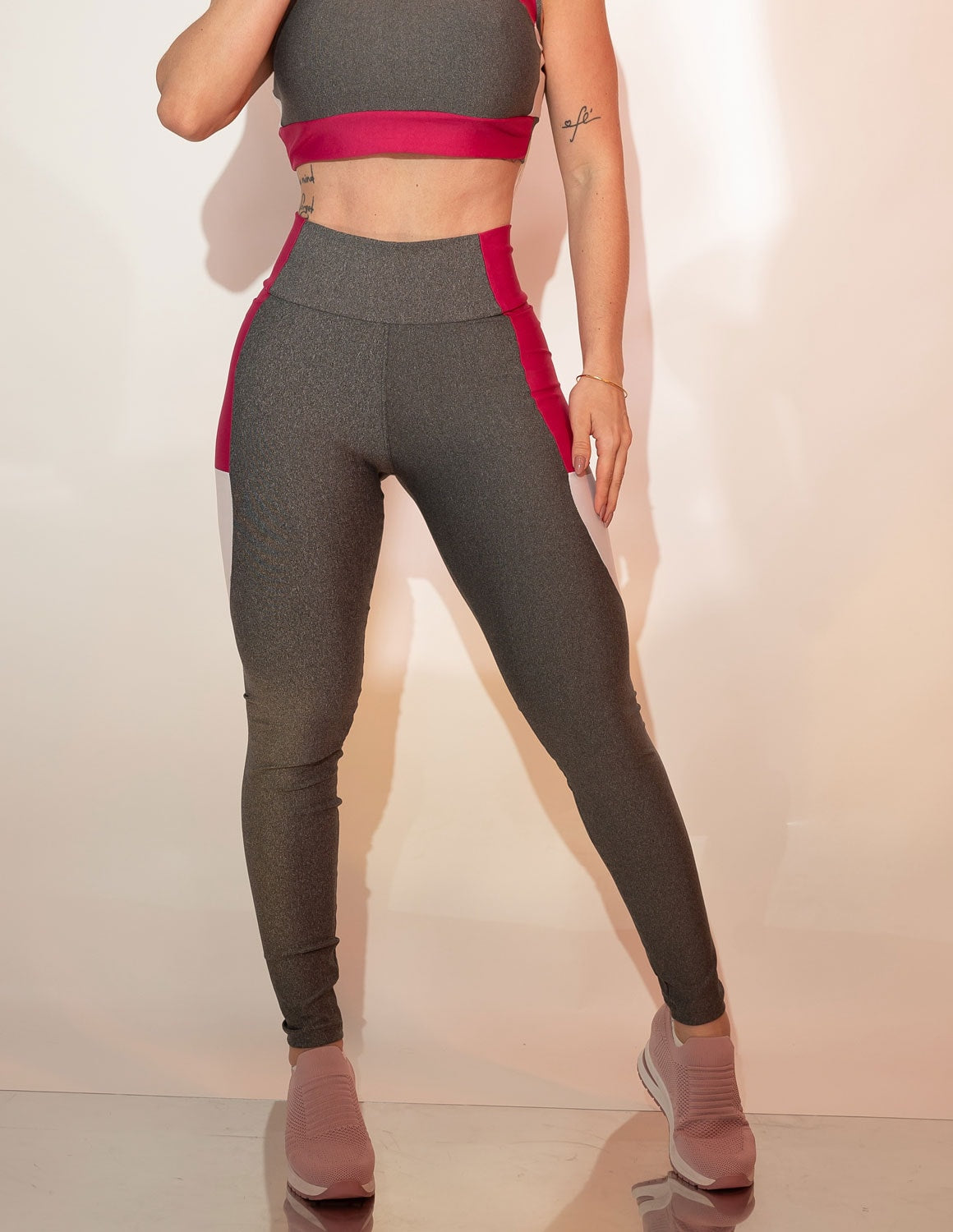 Calça Legging FItness com Recortes e Bolsos Cintura Alta