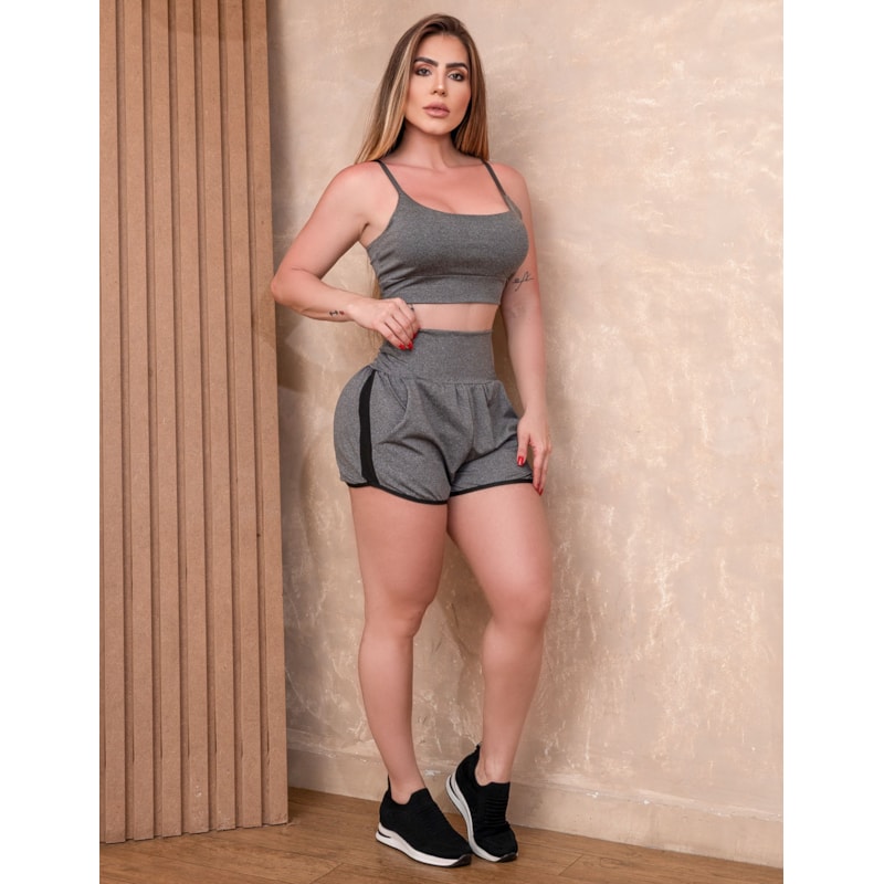 Conjunto Feminino Short com Bolsos e Top com Alcinhas e Bojo para Treino