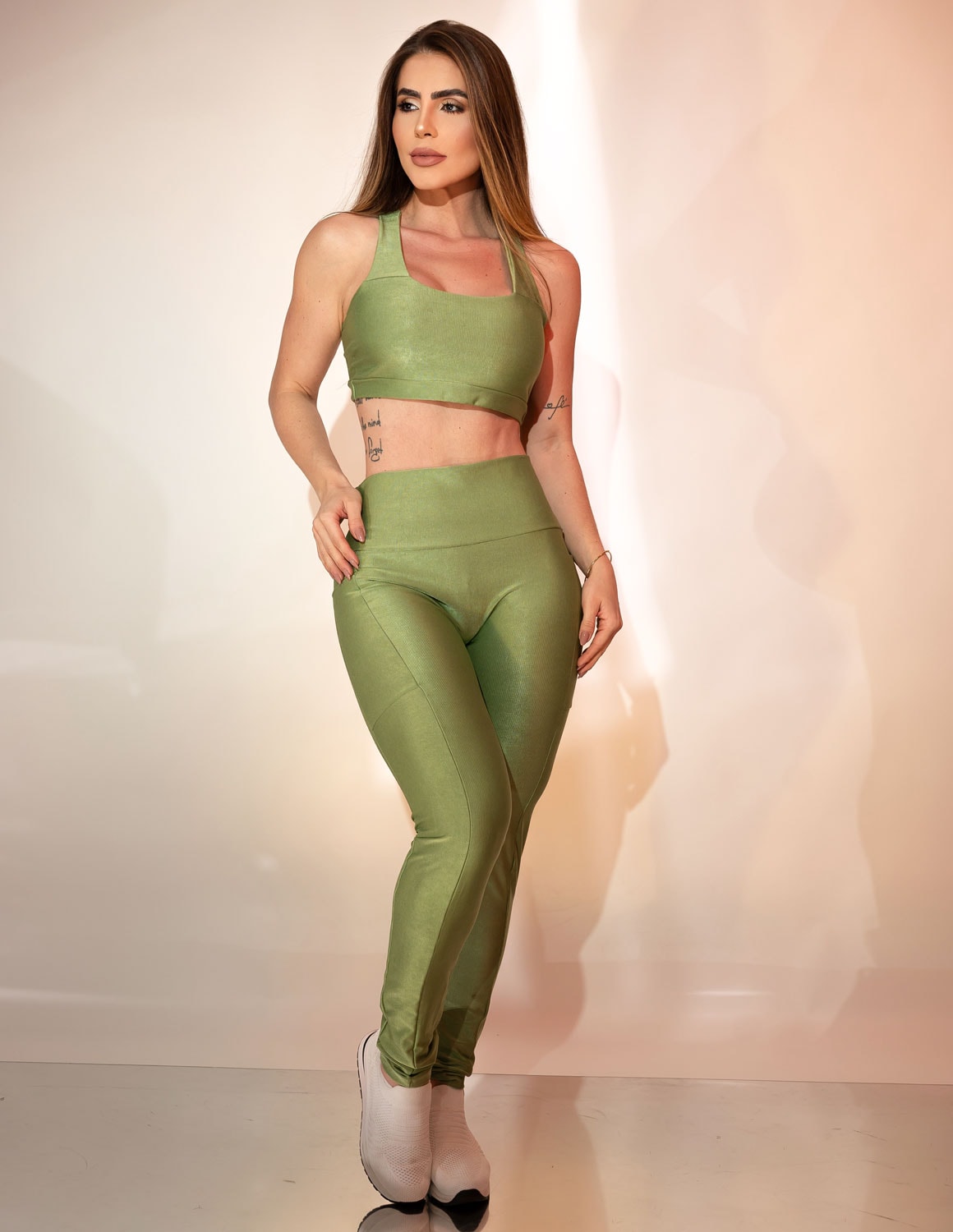 Conjunto Feminino Toque Acetinado Canelado Calça com Bolsos Laterais e Top sem Bojo