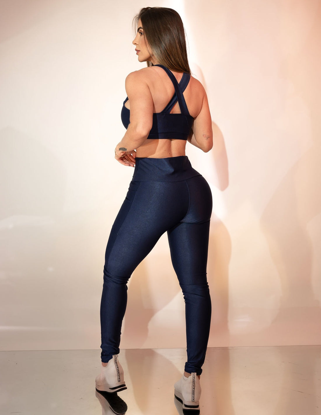 Conjunto Fitness Feminino Canelado Calça com Bolsos e Top Alças Cruzadas