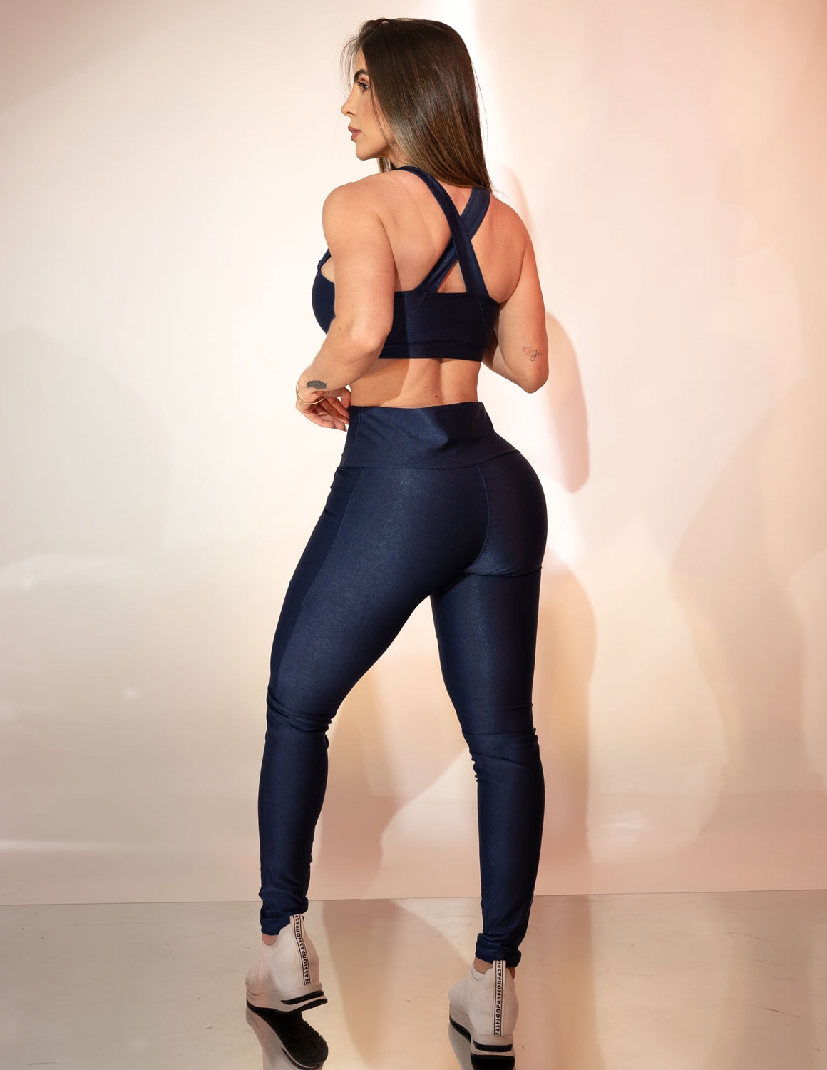 Conjunto Fitness Feminino Canelado Calça com Bolsos e Top Alças Cruzadas