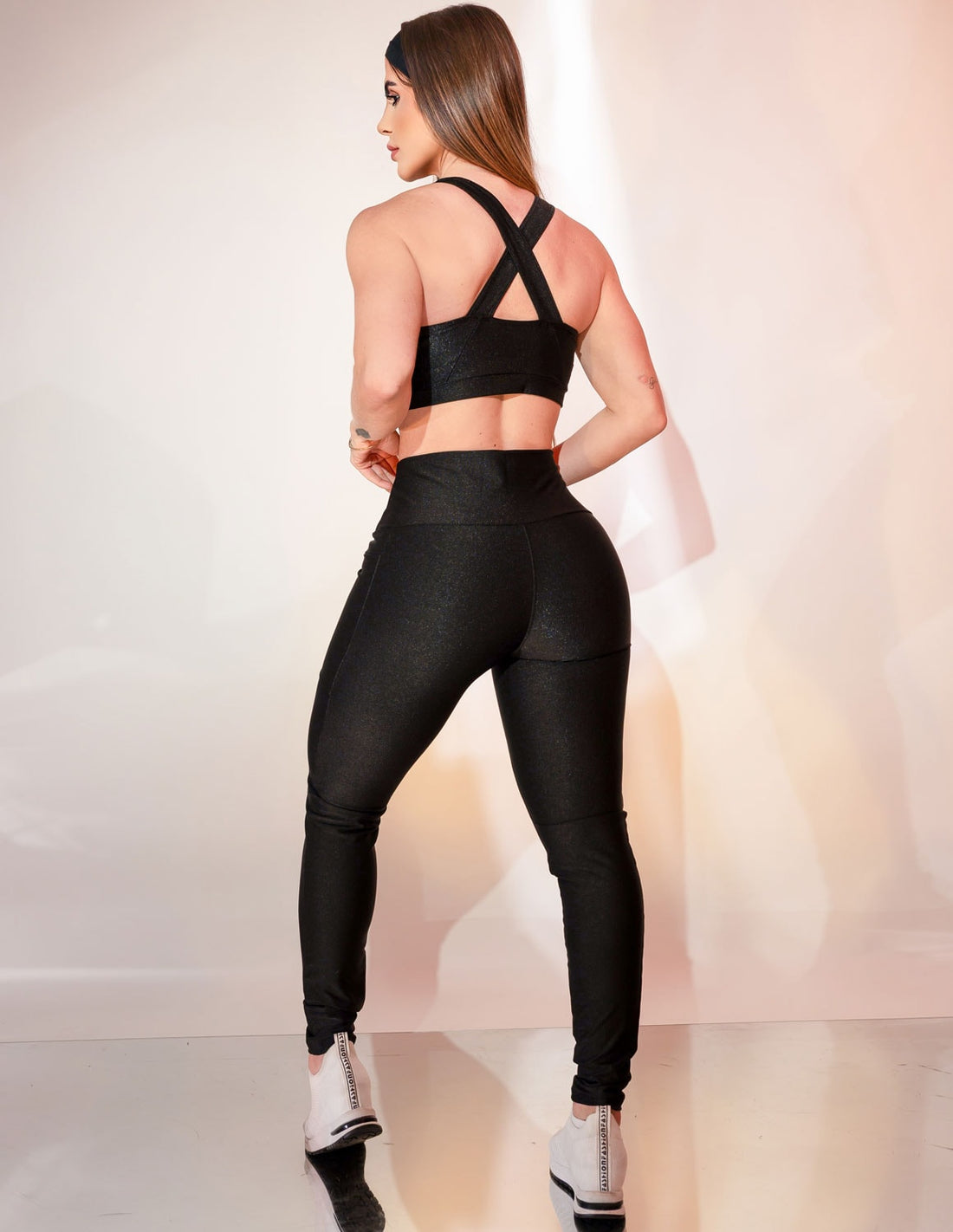 Conjunto Fitness Feminino Canelado Calça com Bolsos sem Costura Frontal + Top sem Bojo com Alças Cruzadas