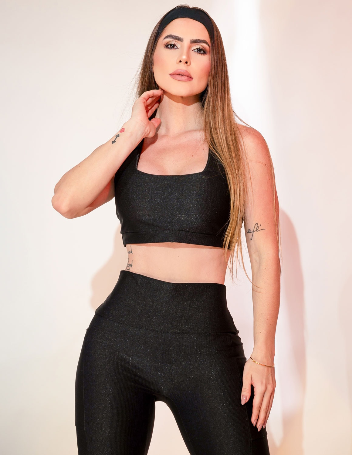 Conjunto Fitness Feminino Canelado Calça com Bolsos sem Costura Frontal + Top sem Bojo com Alças Cruzadas