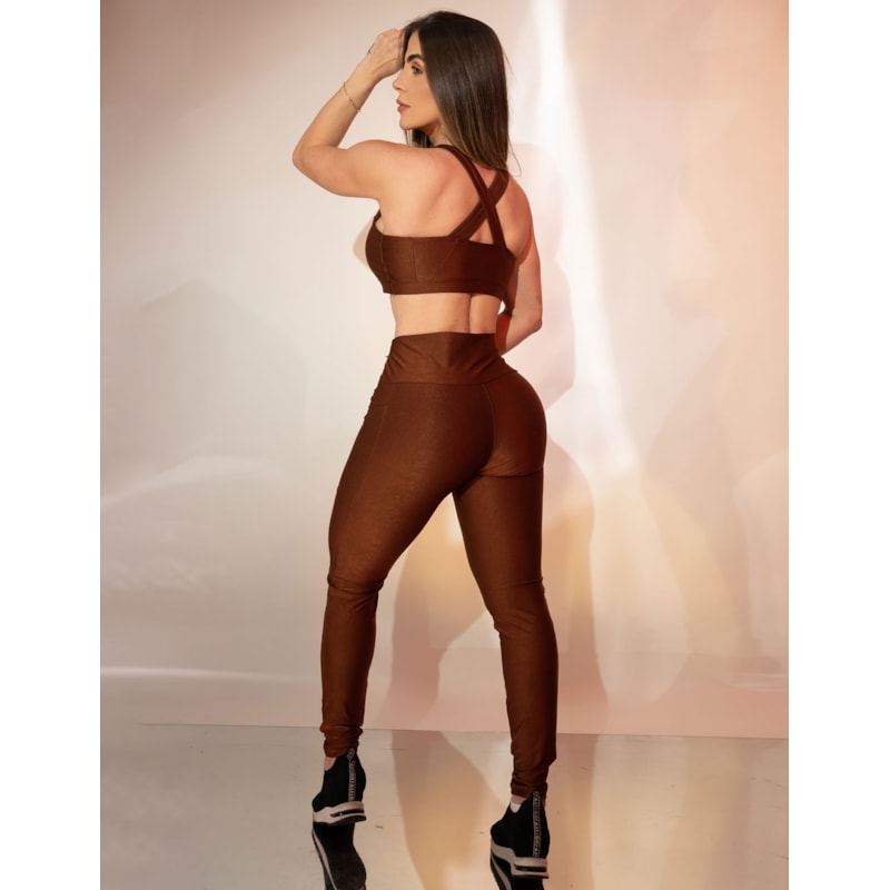 Look Feminino Esportivo Canelado de Toque Acetinado Top sem Bojo e Calça com Bolsos Laterais