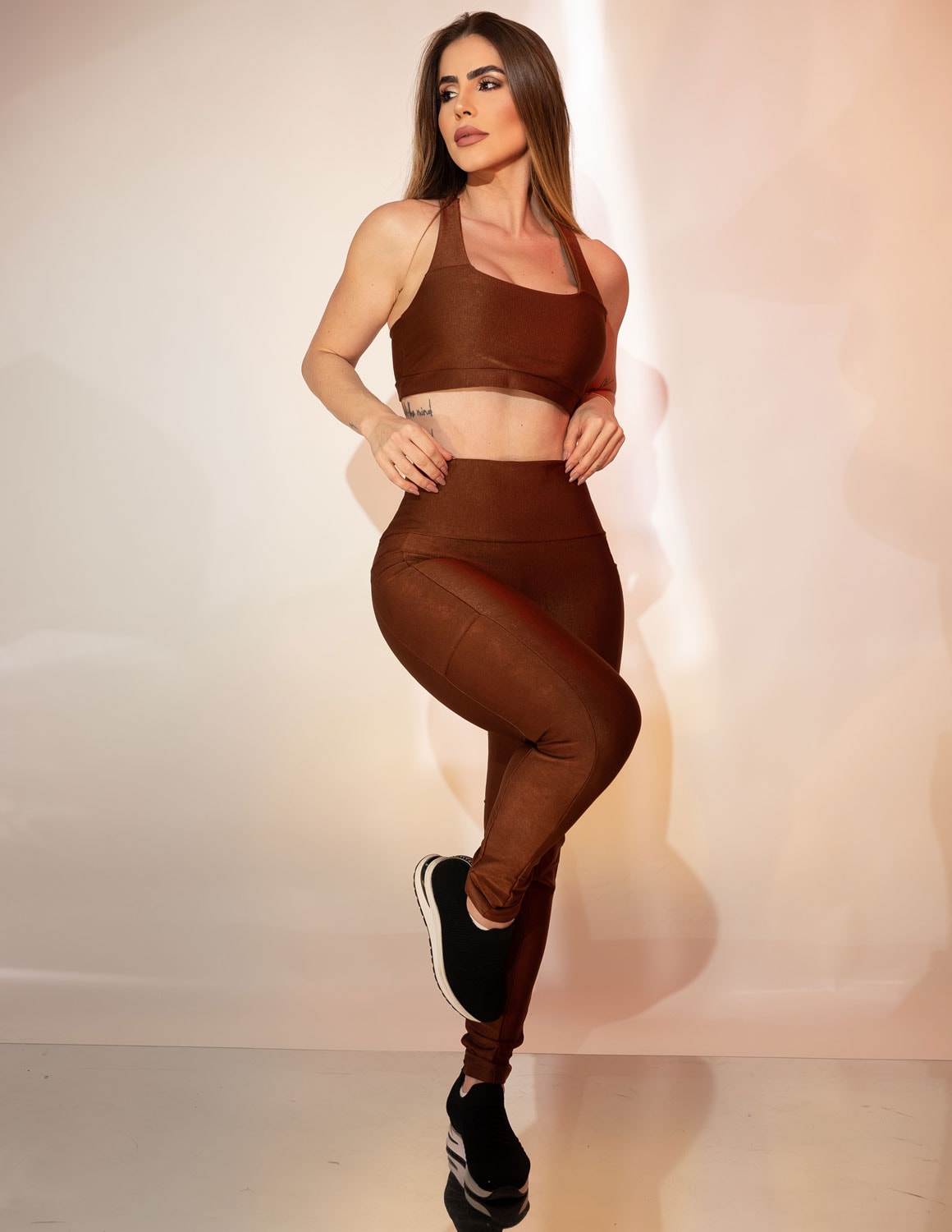 Look Feminino Esportivo Canelado de Toque Acetinado Top sem Bojo e Calça com Bolsos Laterais