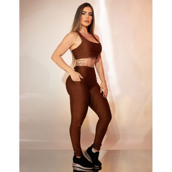 Look Feminino Esportivo Canelado de Toque Acetinado Top sem Bojo e Calça com Bolsos Laterais
