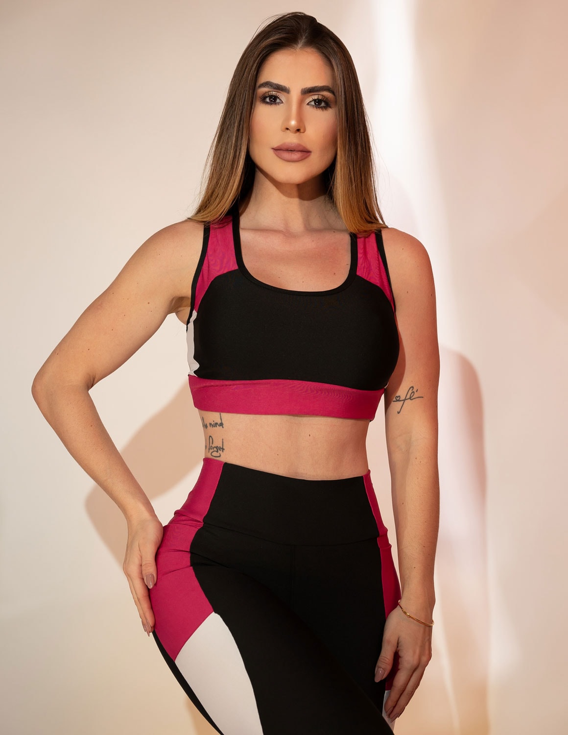Conjunto Fitness Feminino com Calça de Bolsos Laterais e Cropped Sem Bojo
