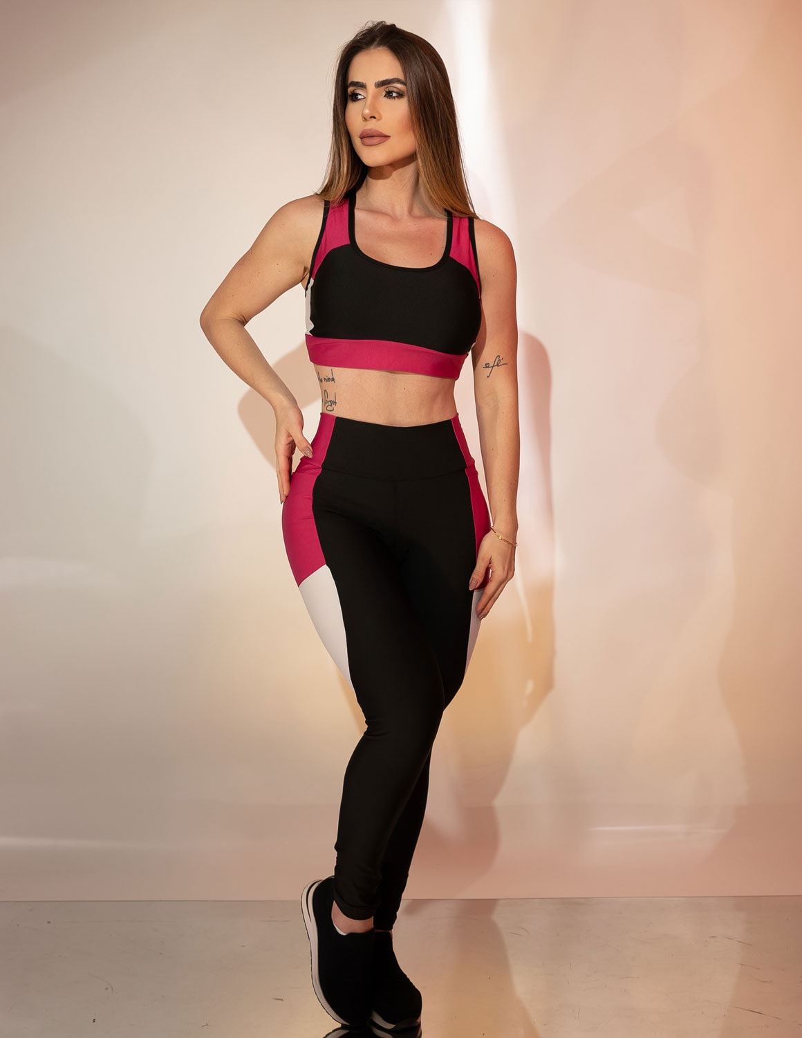 Conjunto Fitness Feminino com Calça de Bolsos Laterais e Cropped Sem Bojo