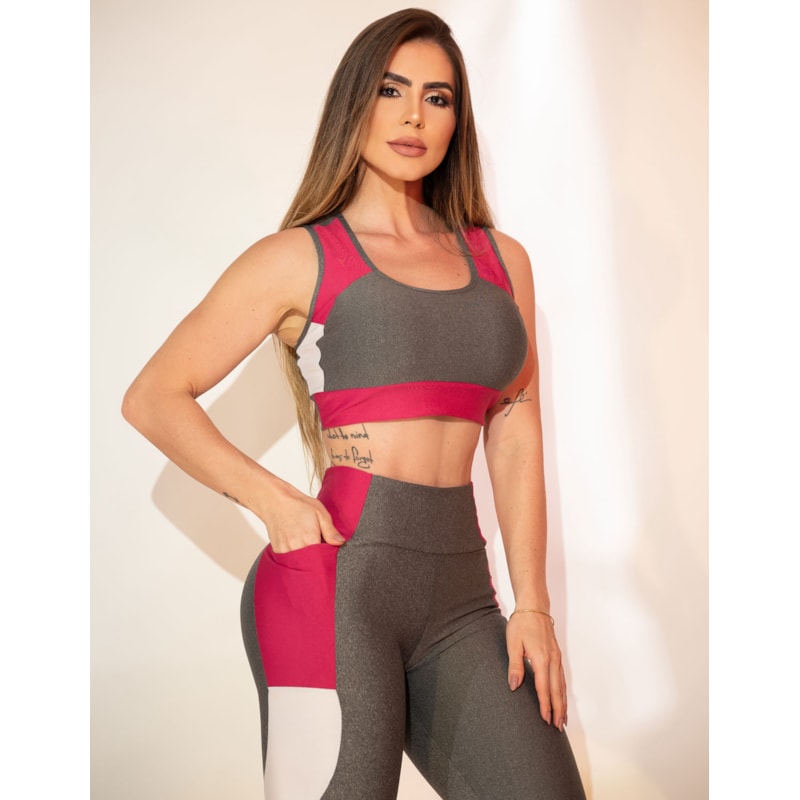 Look Feminino com Calça Legging de Bolsos Laterais e Cropped Sem Bojo com Recortes Estatégicos