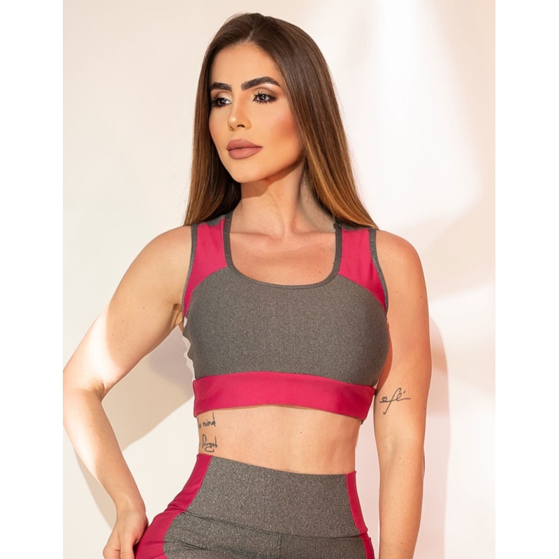 Look Feminino com Calça Legging de Bolsos Laterais e Cropped Sem Bojo com Recortes Estatégicos