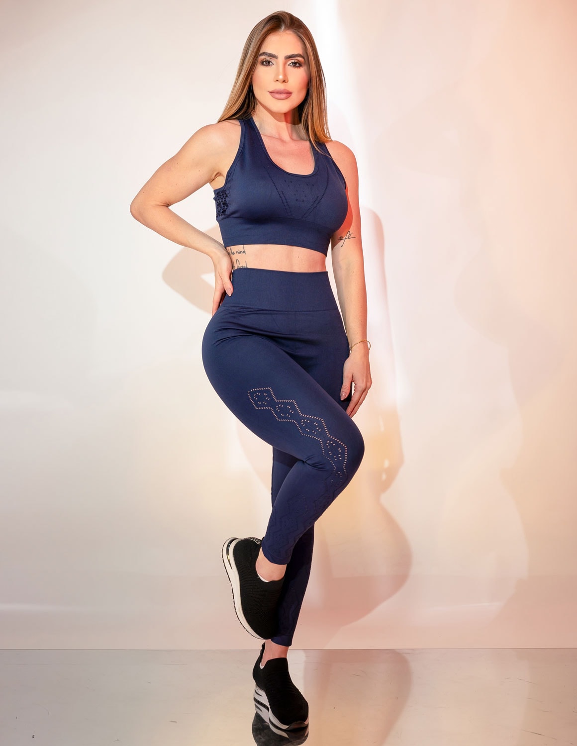 Conjunto Esportivo Calça e Cropped em Poliamida Zero Costura com Design Moderno a Laser