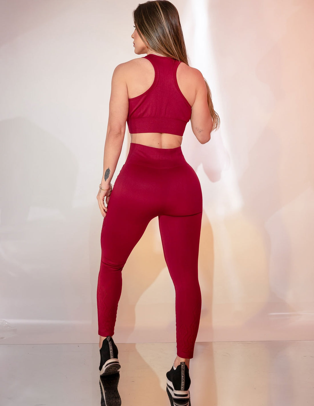 Conjunto Feminino Calça e Cropped em Poliamida com Recortes a Laser