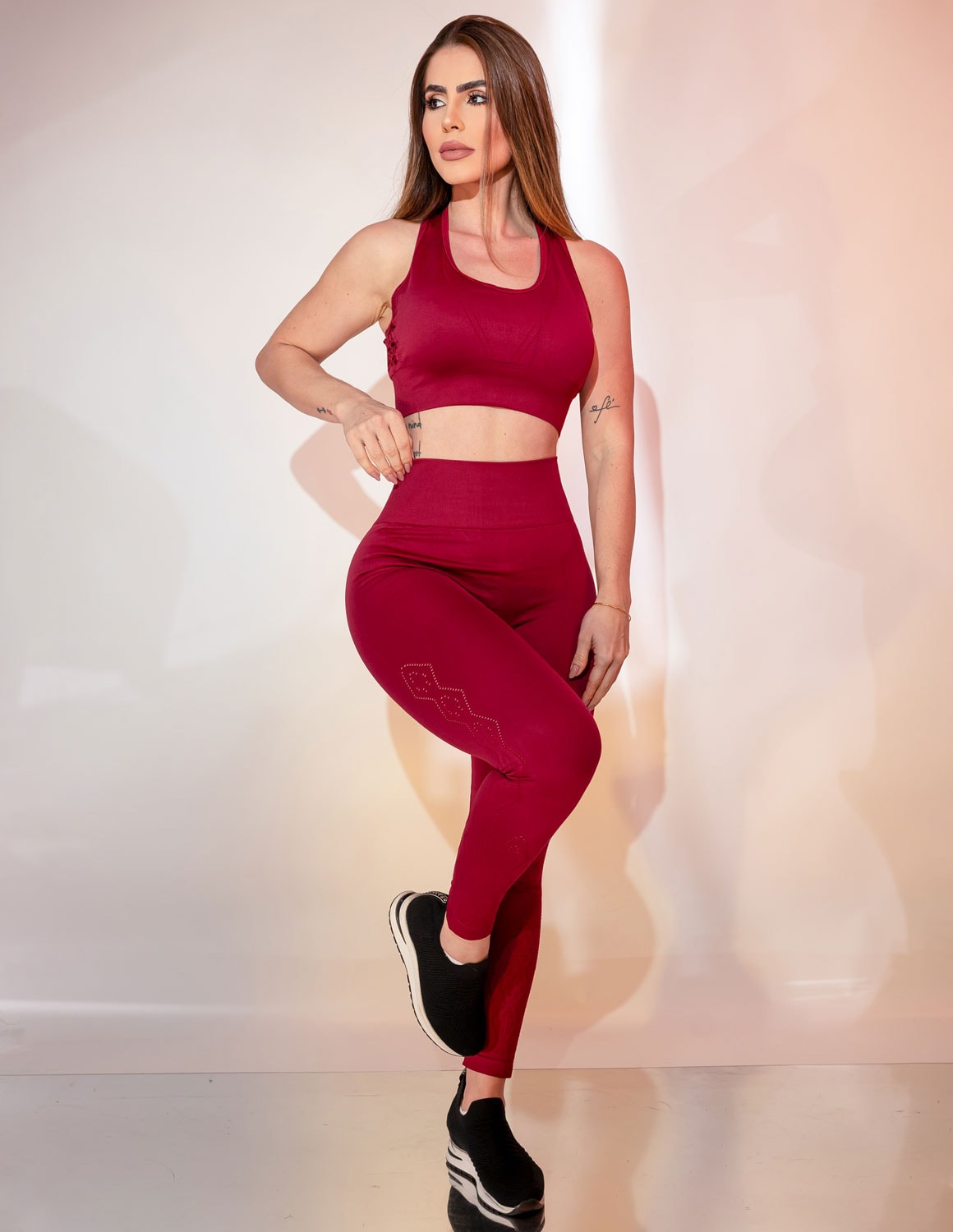 Conjunto Feminino Calça e Cropped em Poliamida com Recortes a Laser