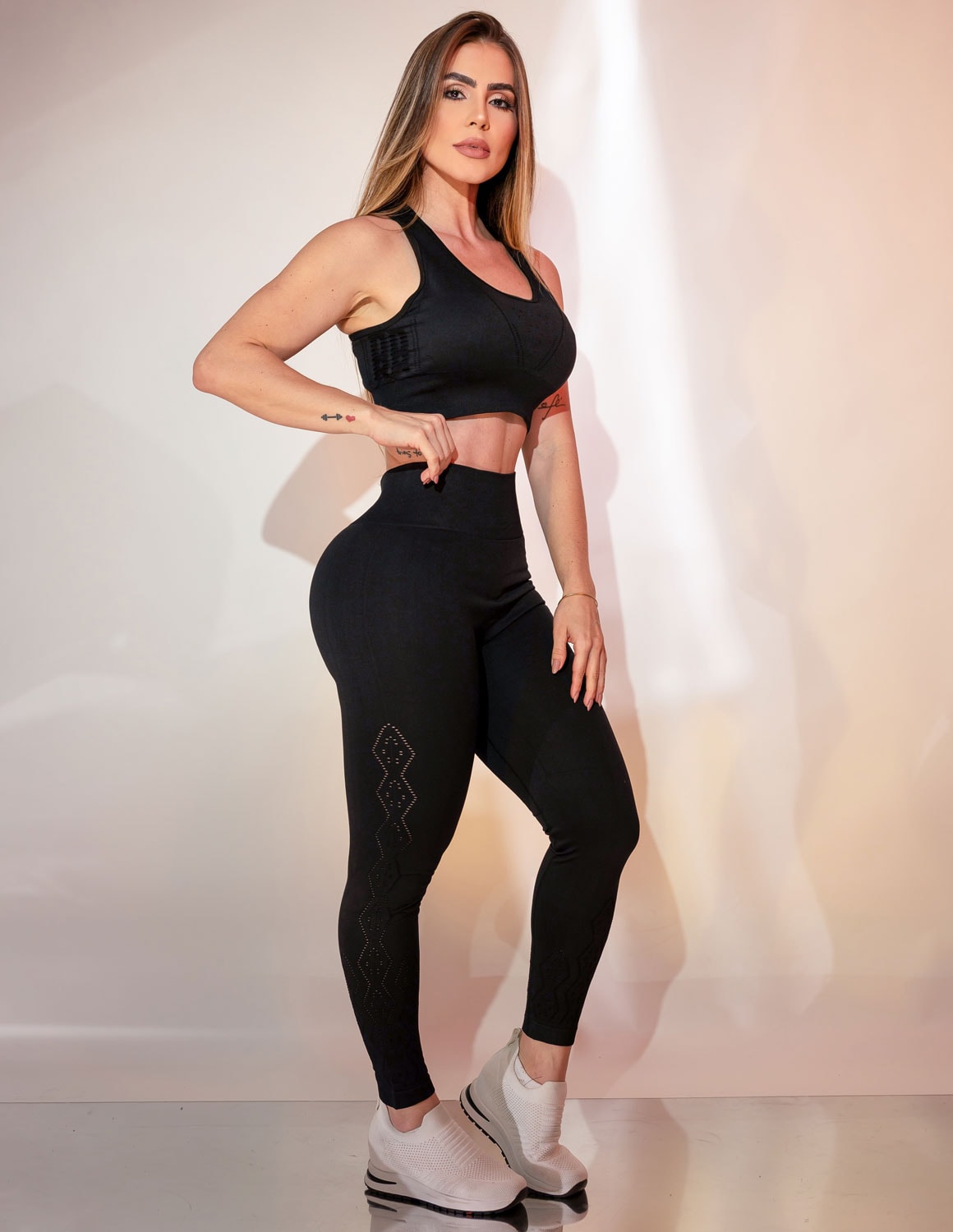 Conjunto Feminino em Poliamida Calça e Cropped com Recortes a Laser