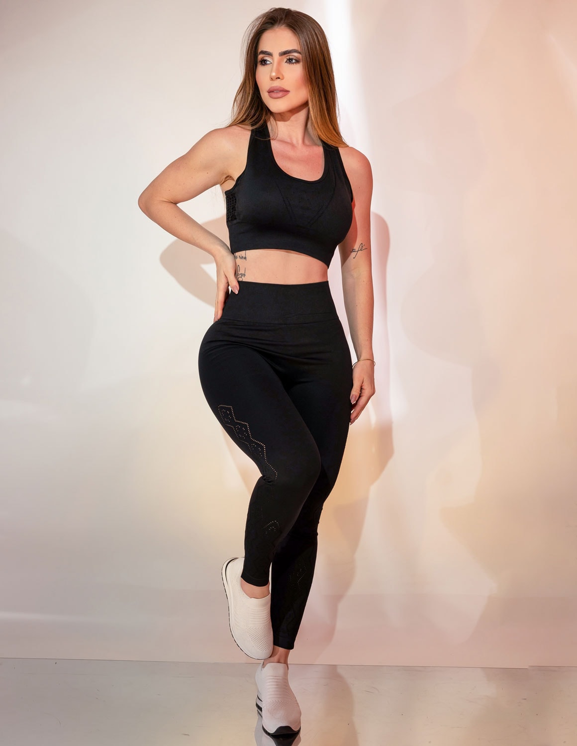 Conjunto Feminino em Poliamida Calça e Cropped com Recortes a Laser