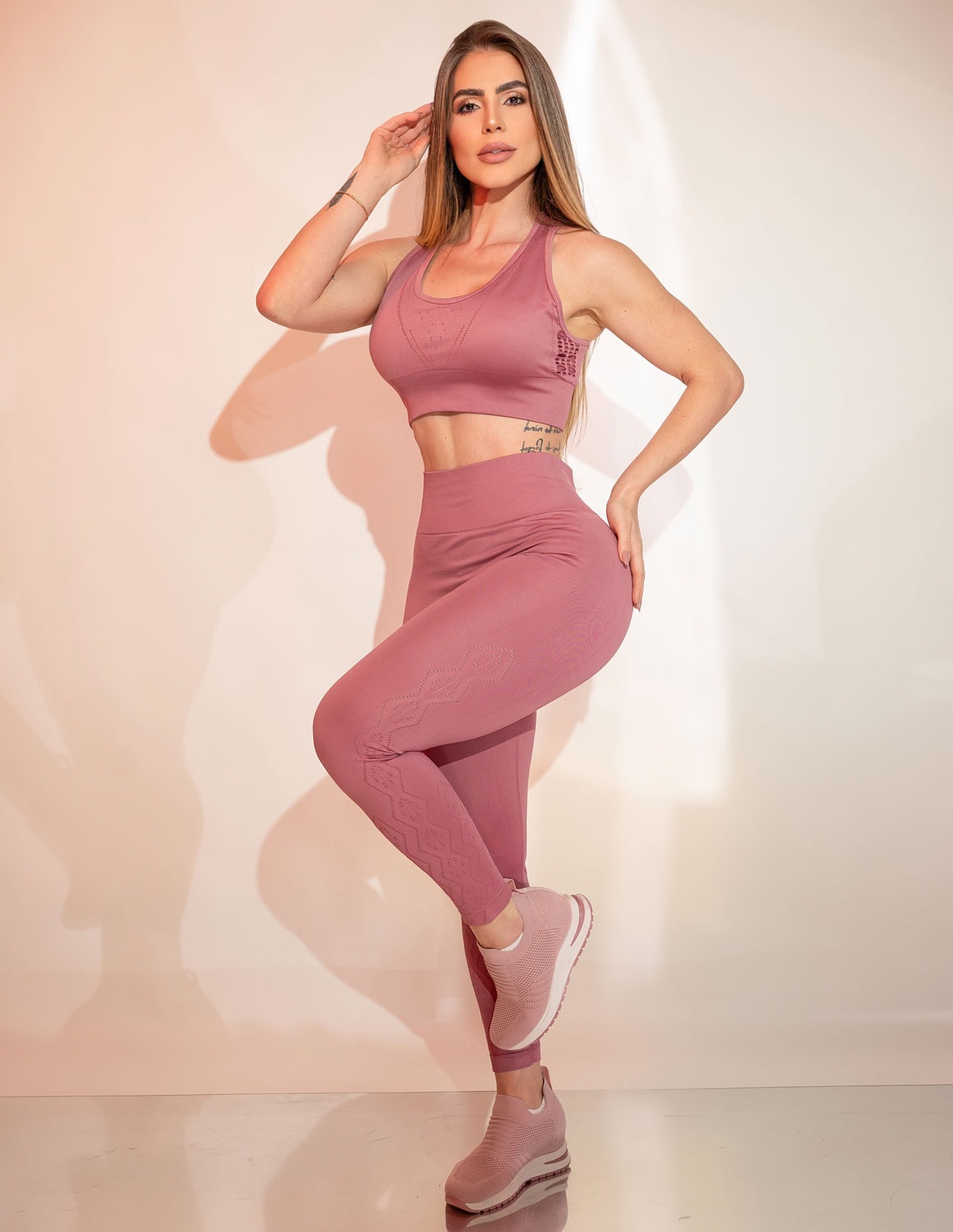 Conjunto Feminino Fitness sem Costura e Recortes Modernos Cropped com Bojo e Calça