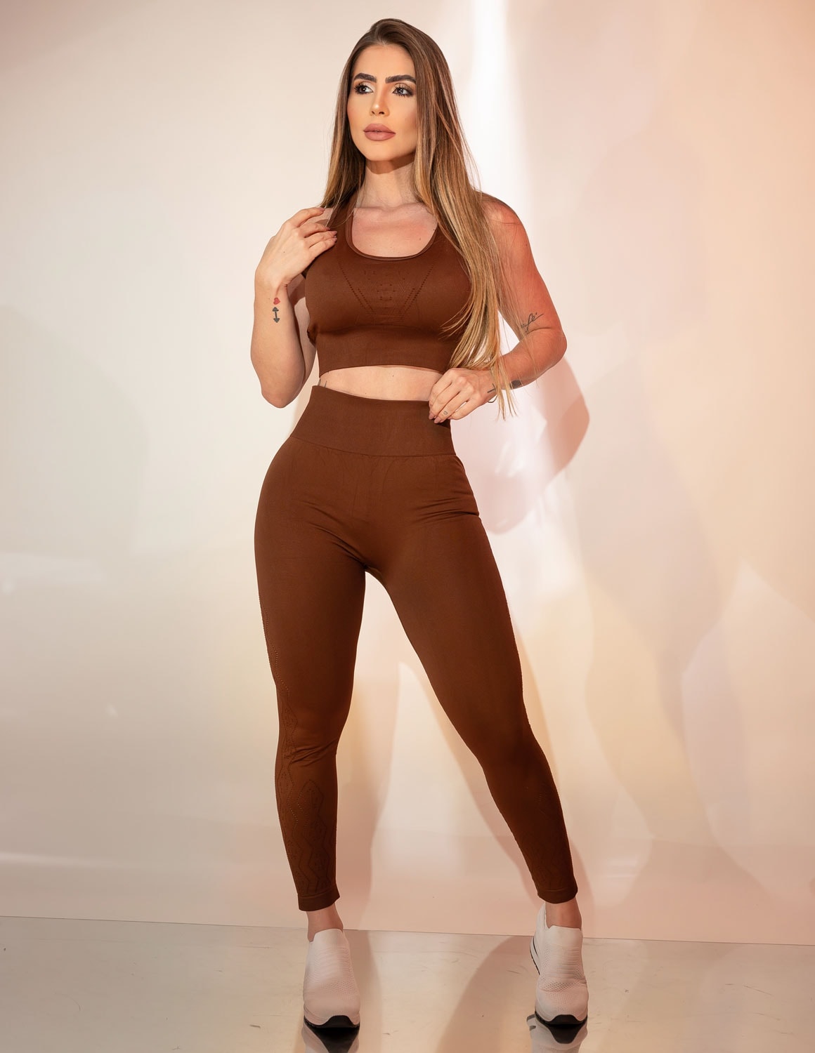 Kit Academia em Poliamida Premium Conjunto Zero Costura Calça e Cropped Recorte a Laser