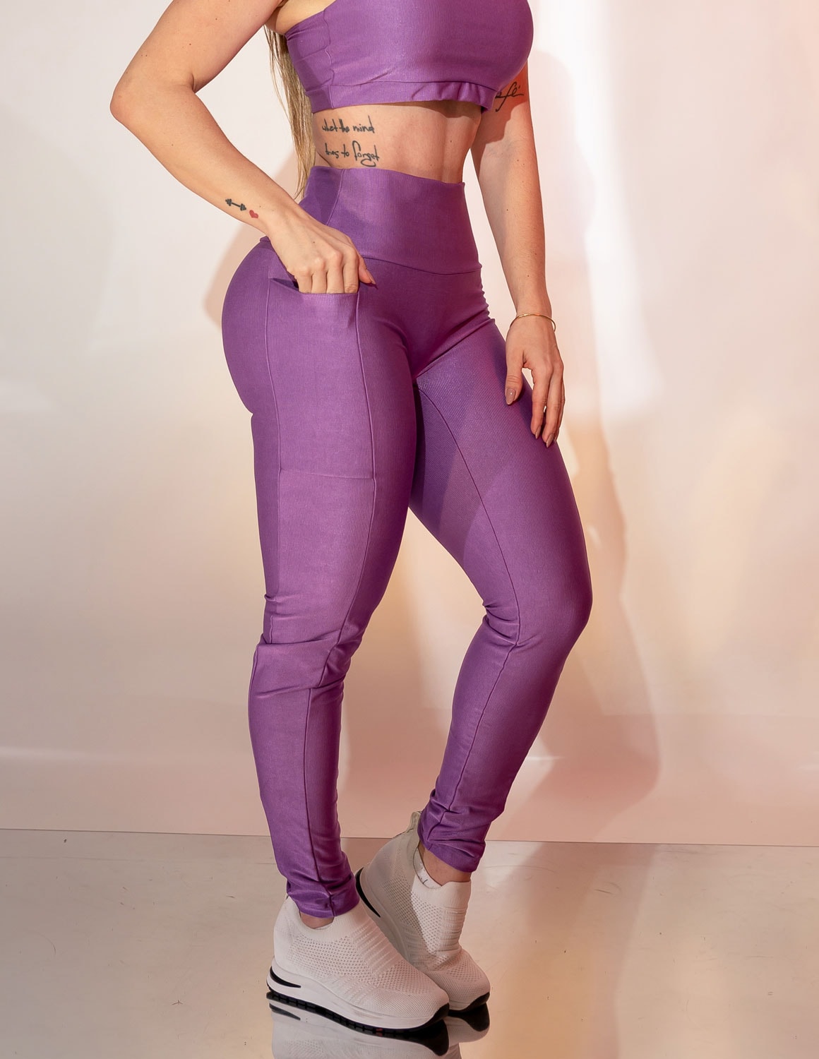 Calça Esportiva Cintura Alta Canelada Sem Costura Frontal com Bolsos Laterais