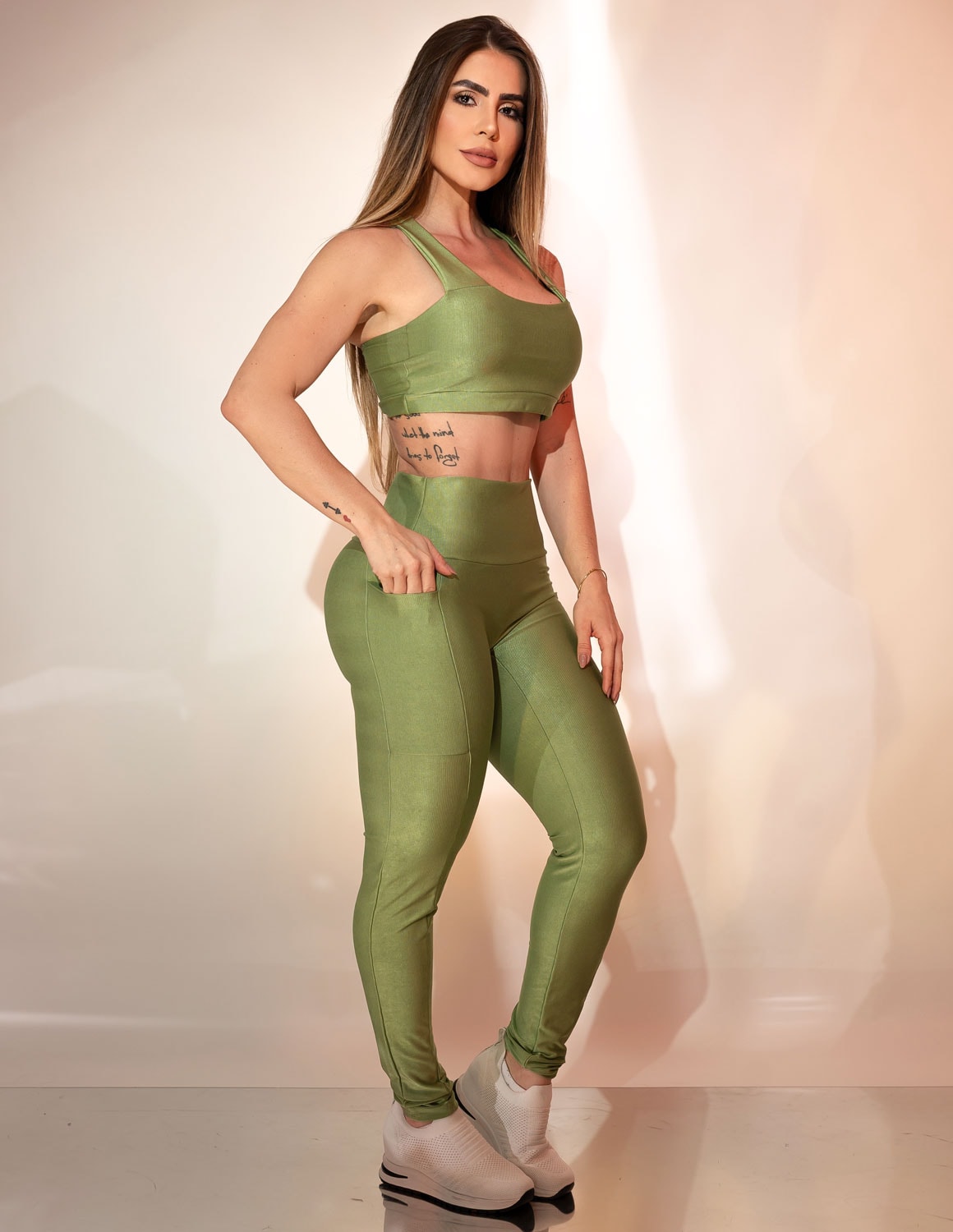 Legging Feminina Fitness sem Costura Frontal com Bolsos Laterais Canelada