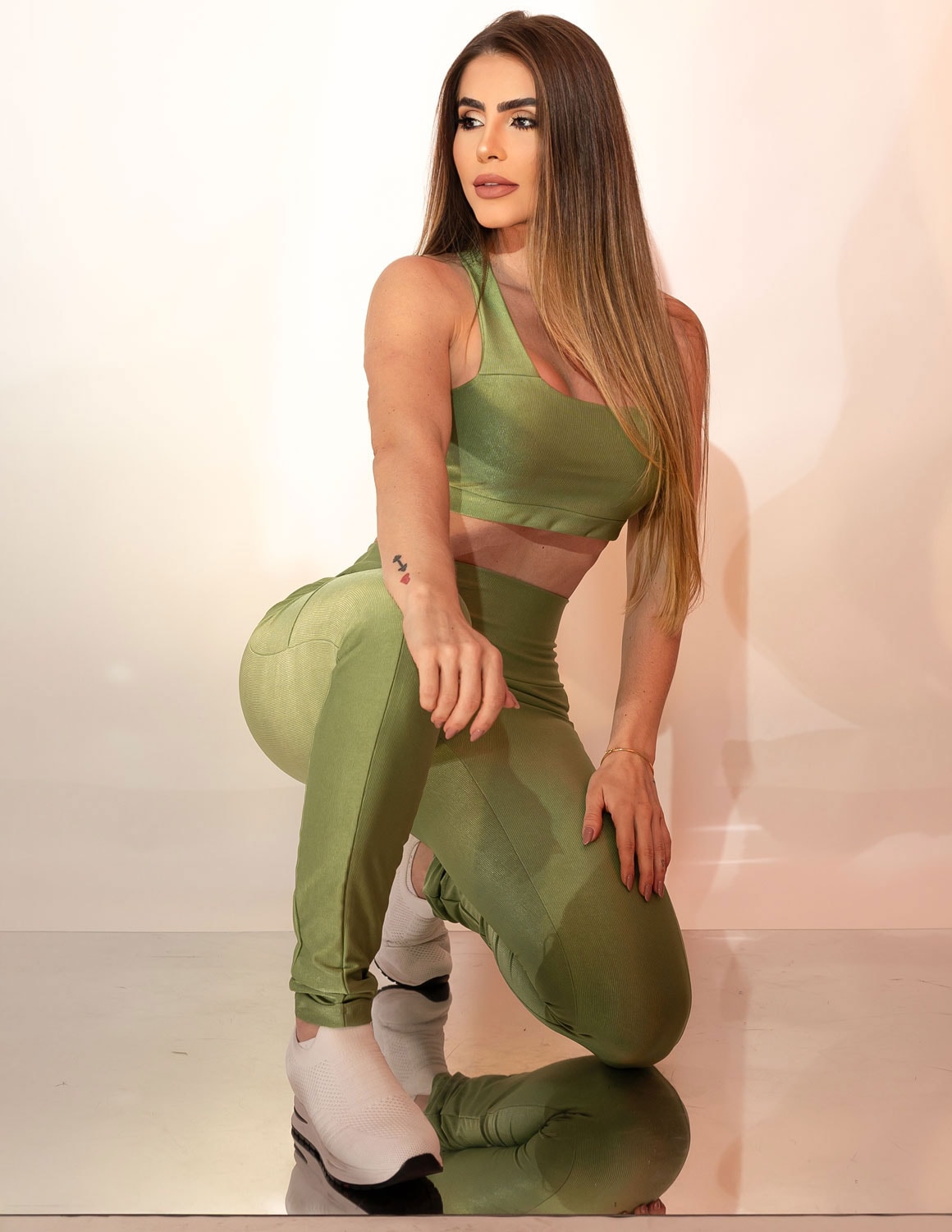 Legging Feminina Fitness sem Costura Frontal com Bolsos Laterais Canelada